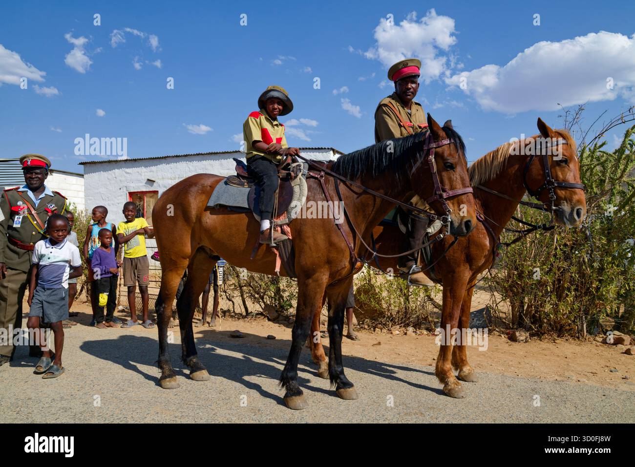 Omaruru: Herero Day im Zeraeua Royal House (Weiße Flagge), zwei uniformierte Reiter zu Pferd im Bezirk Ozondje (Schwarzes Viertel), Erongo, Namibia Stockfoto
