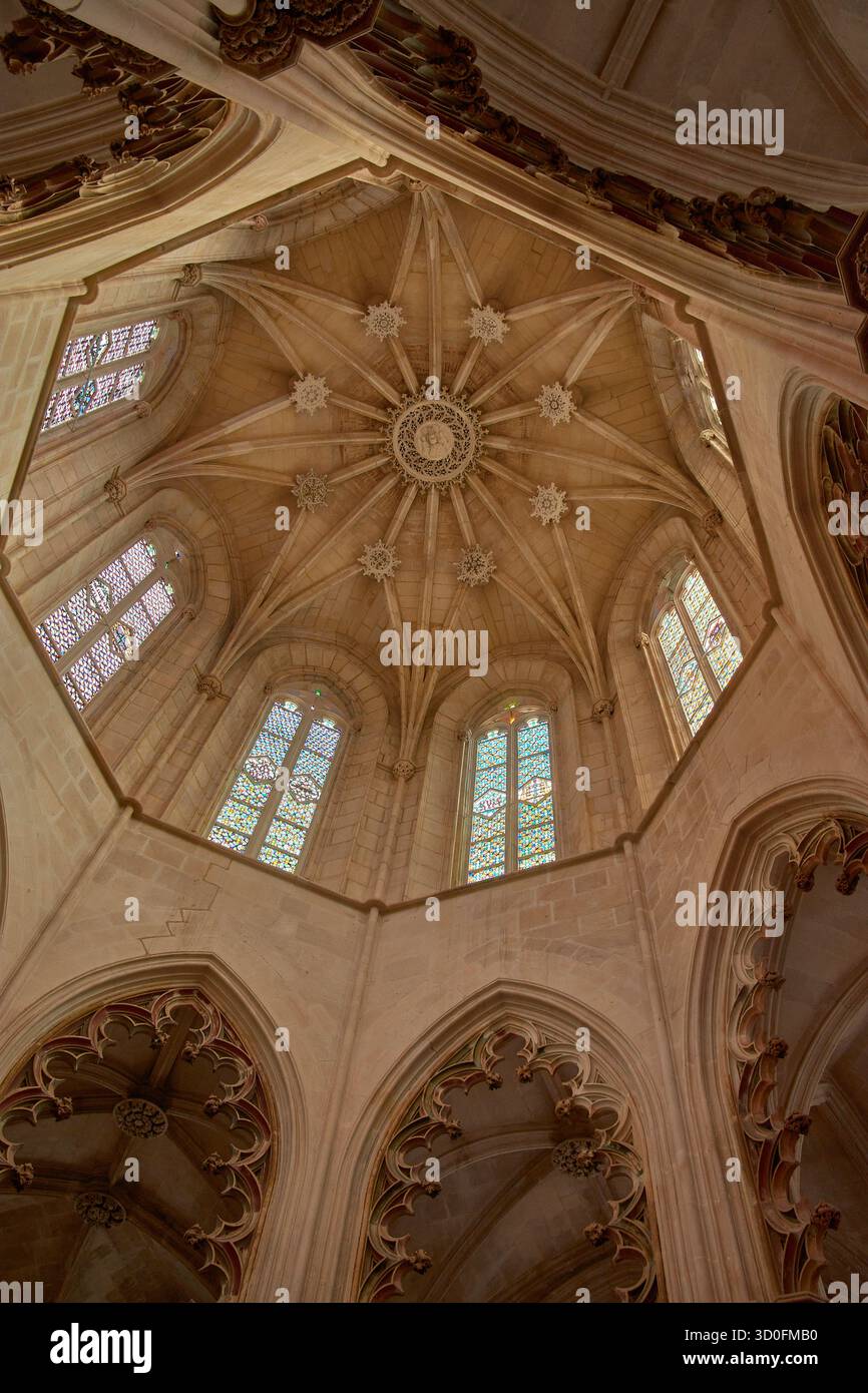 Die gewölbte Decke des Klosters Santa Maria da Vitoria in Batalha zeichnet sich durch sein zentrales Rosenfenster und die Radialrippen aus, die einen Stein bilden Stockfoto