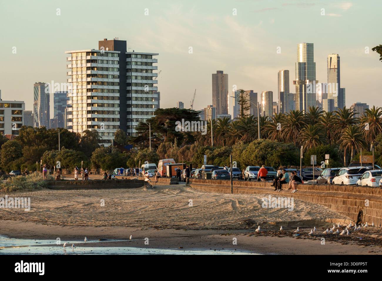 St Kilda Melbourne, VIC Australien - 14. März 2025: Melbourne City Skiline ab St Kilda Beach während Sonnenuntergang Golden Hour Stockfoto