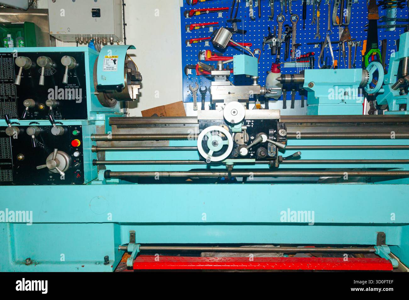 Professionelle Drehmaschine in der Werkstatt Stockfoto