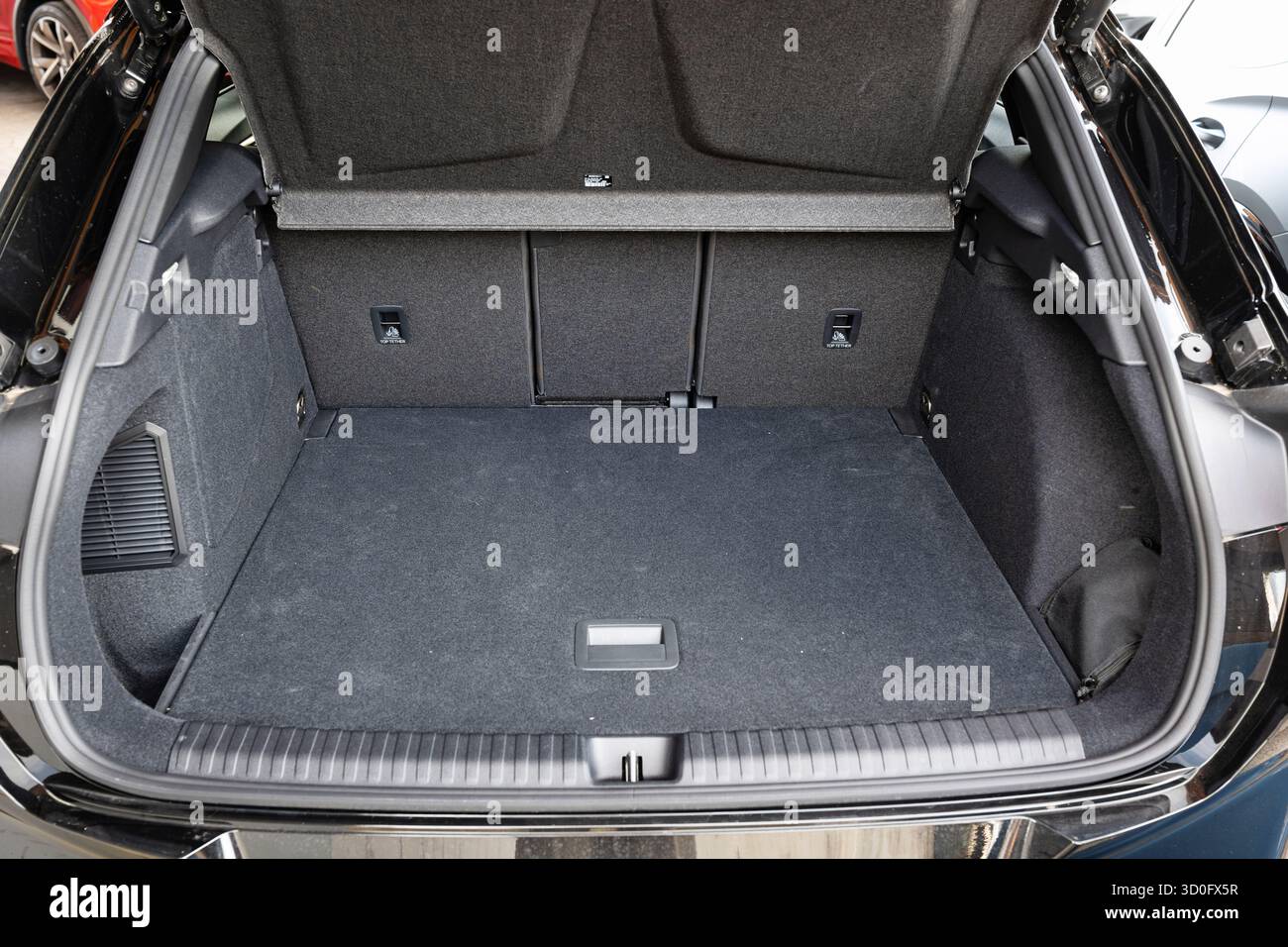 Das neue Auto ist leer, der Heckheck ist offen. Von oben nach unten, Weitwinkelansicht, keine Personen Stockfoto
