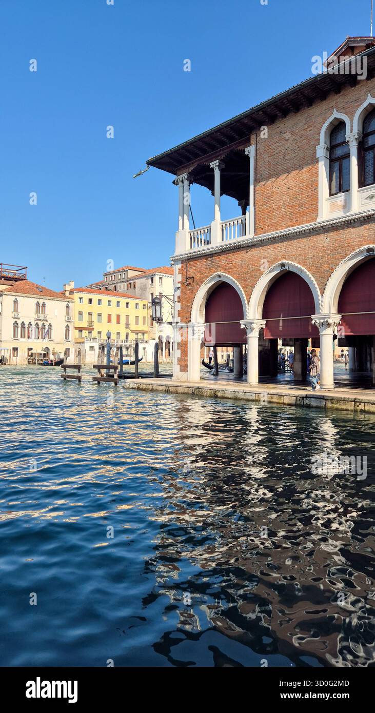 Blick auf den Canal Grande in Venedig mit historischen Gebäuden und traditioneller Architektur, malerischer italienischer Stadtlandschaft. - Smartphone-aufgenommenes Stockfoto