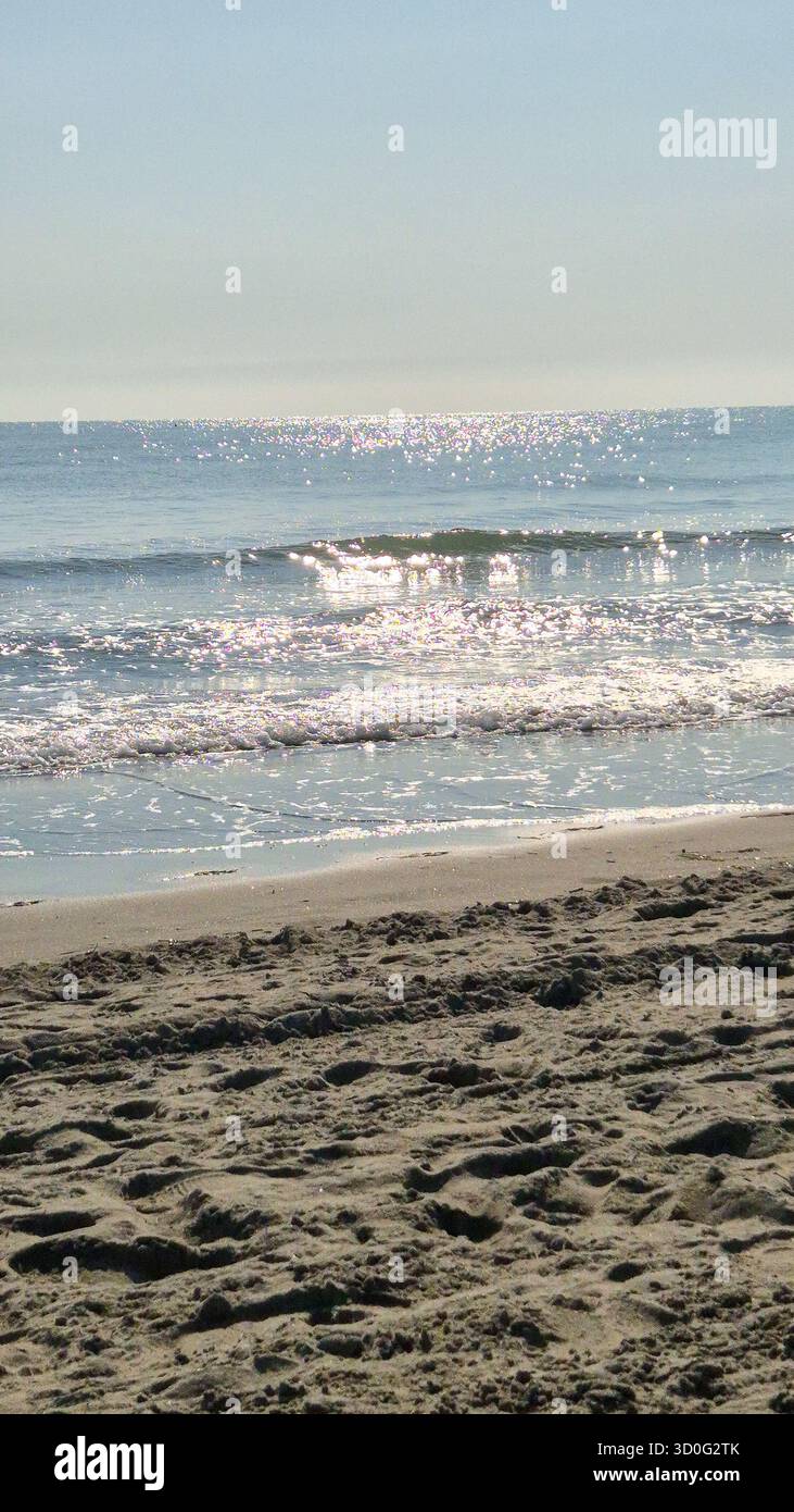 Adria bei Sonnenaufgang in Italien, ruhiges, strahlendes Wasser und friedliche Küstenlandschaft. - Smartphone-aufgenommenes Stockfoto