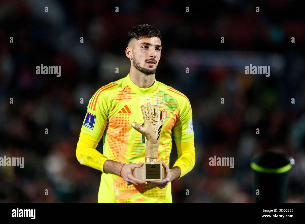 Santiago, Chile - 19. Oktober: Torhüter Santino Barbi aus Argentinien posiert mit dem adidas Golden Glove Award während der FIFA U20-Weltmeisterschaft Chile 2025 Stockfoto