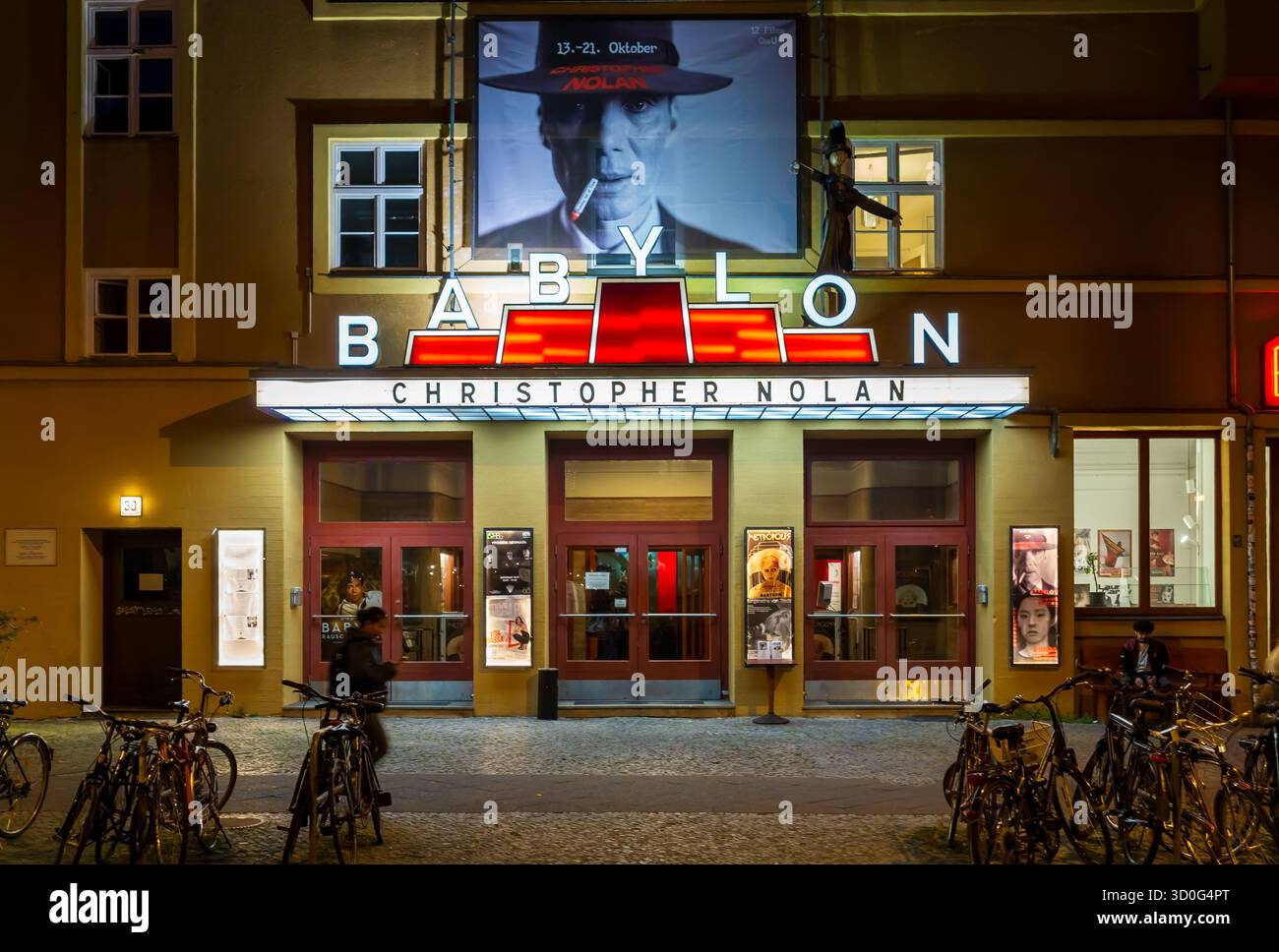 Nächtlicher Blick auf das beleuchtete Babylon-Kino (Kino Babylon) in Berlin, Deutschland. Stockfoto