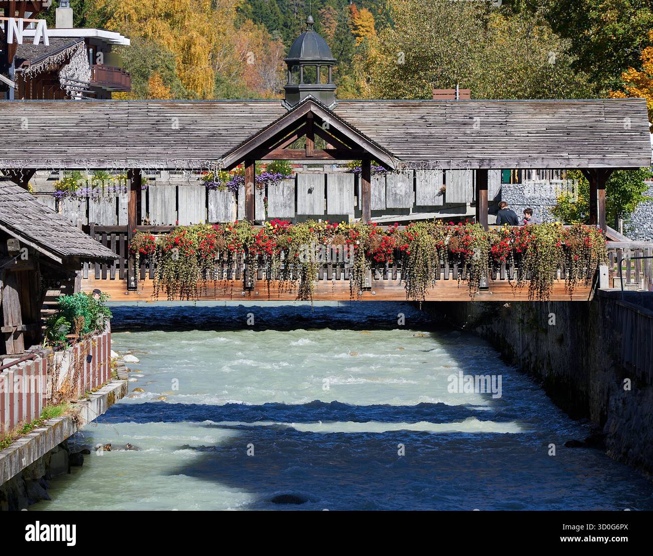 Blick von einer hölzernen Brücke über Fluss Arve in der Stadt Chamonix-Mont-Blanc mit dem Mont Blanc Massiv in den Hintergrund, die Alpen, Stockfoto
