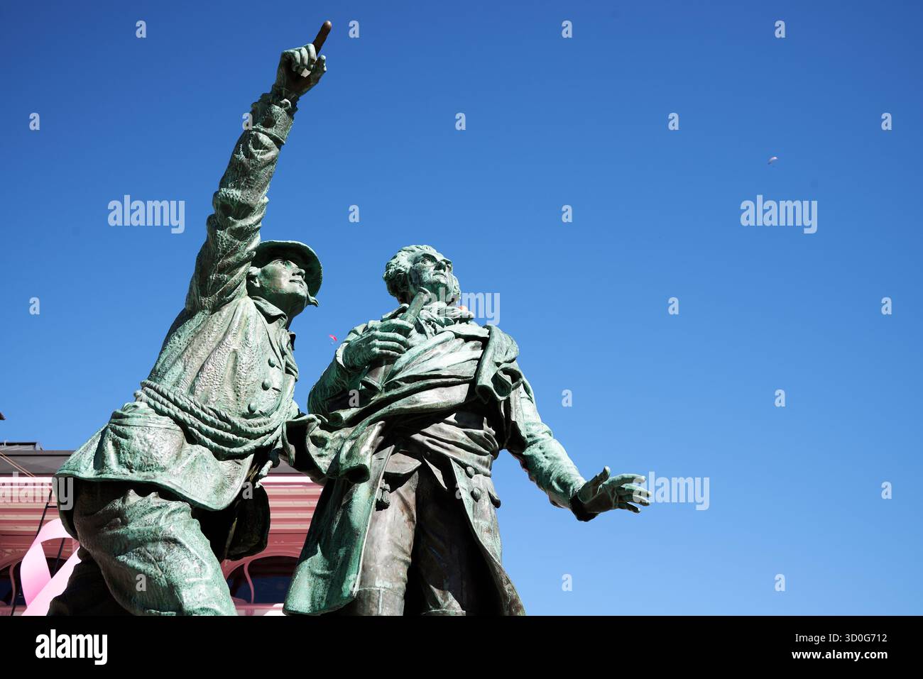 Die Skulptur zeigt Horace-Bénédict de Saussure und Jacques Balmat und befindet sich in Chamonix, Frankreich Stockfoto