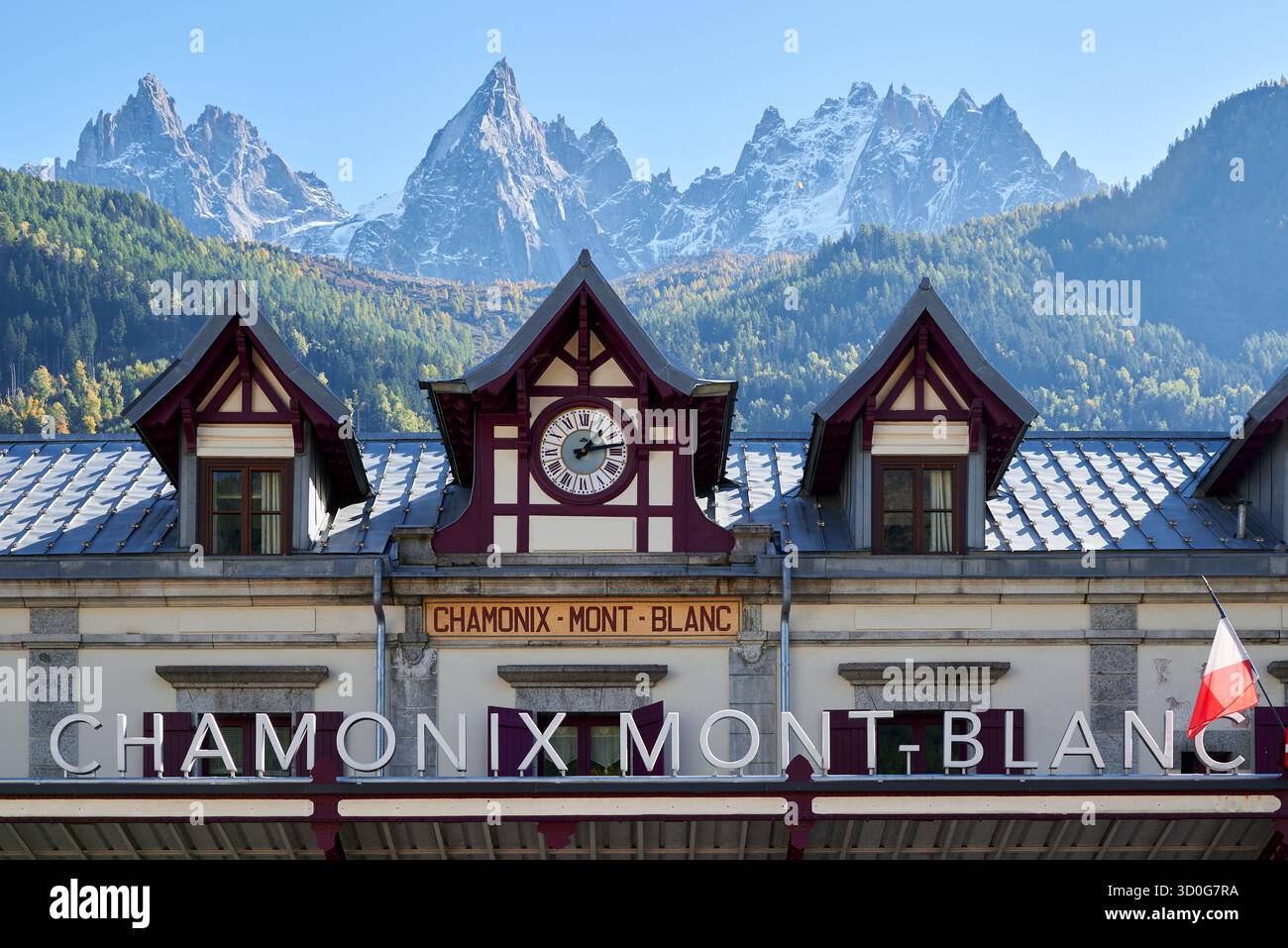 Bahnhof von Chamonix-Mont-Blanc in Frankreich, mit dem Mont-Blanc-Massiv im Hintergrund. Stockfoto