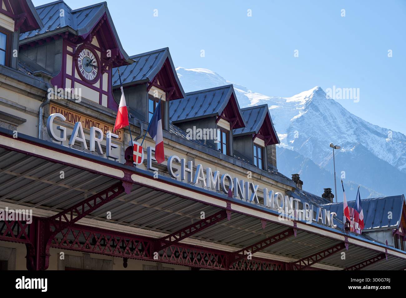 Bahnhof von Chamonix-Mont-Blanc in Frankreich, mit dem Mont-Blanc-Massiv im Hintergrund. Stockfoto