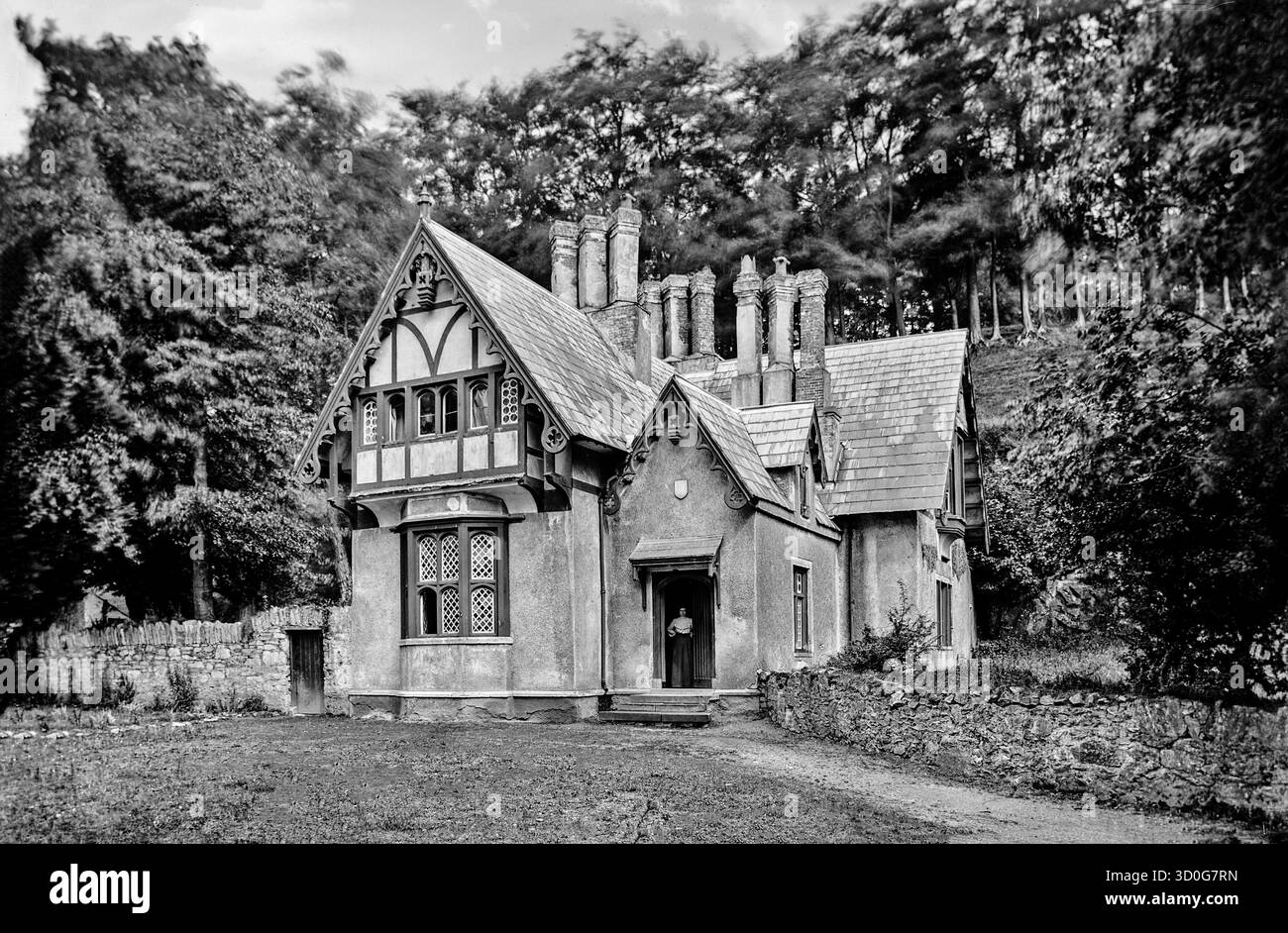 Ein Blick auf das Spa House aus dem späten 19. Jahrhundert, entworfen von George Pain im Tudor Revival Stil, es enthielt einen Pumpenraum, eine Wohnung für medizinische Konsultationen, einen Leseraum und Bäder. Es wurde 1828 von C.D.O Jephson erbaut, der im nahegelegenen Mallow Castle in County Cork lebte, um das bestehende Pumphaus zu ersetzen und benannt nach einer heißen Quelle, die auf dem Gelände entdeckt wurde. Stockfoto
