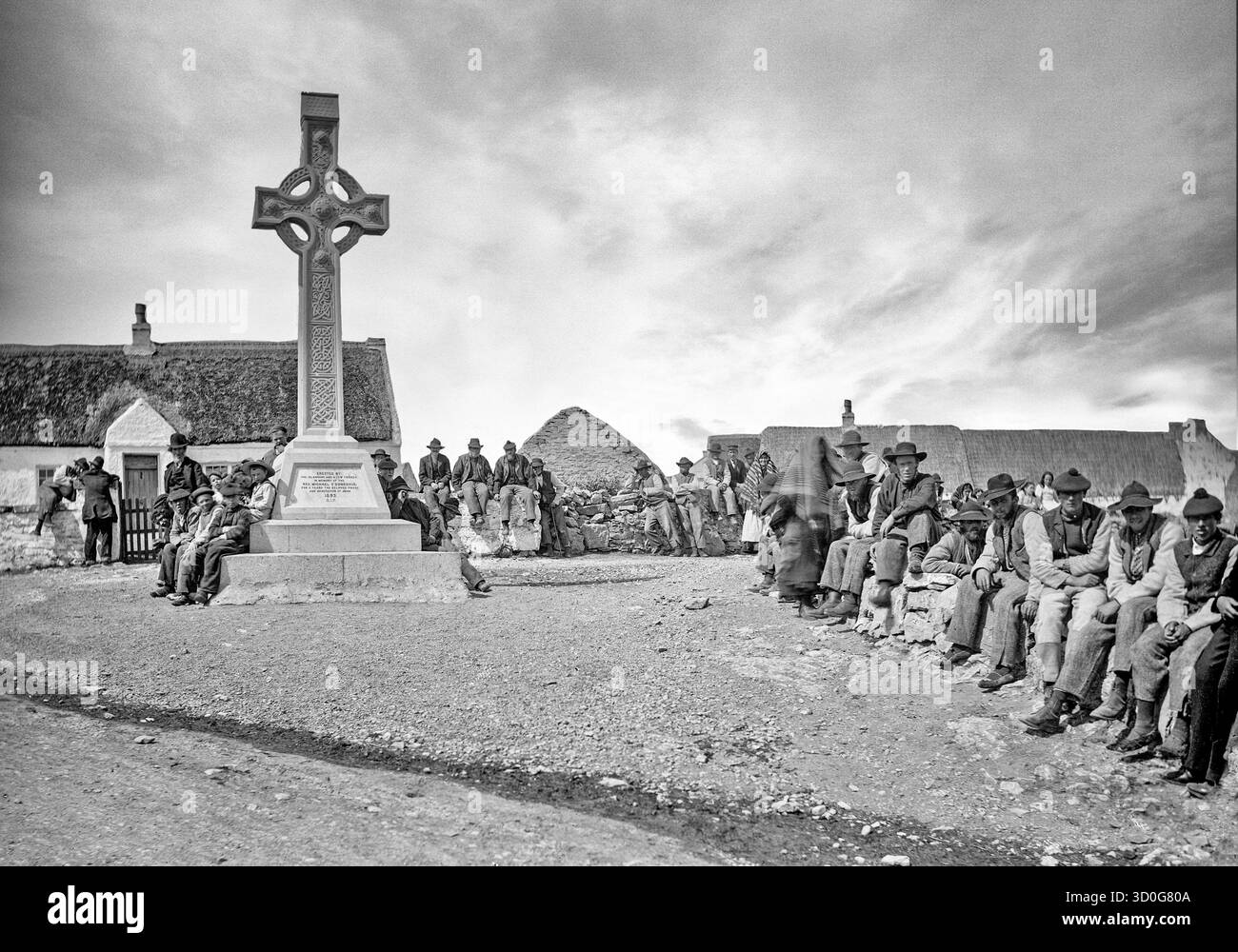 Eine Gedenkstätte im Stil des Keltischen Kreuzes für Rev. Michael O'Donoghue in Kilronan, Inishmore, einer der Aran-Inseln vor der Küste des County Galway, Irland. Stockfoto