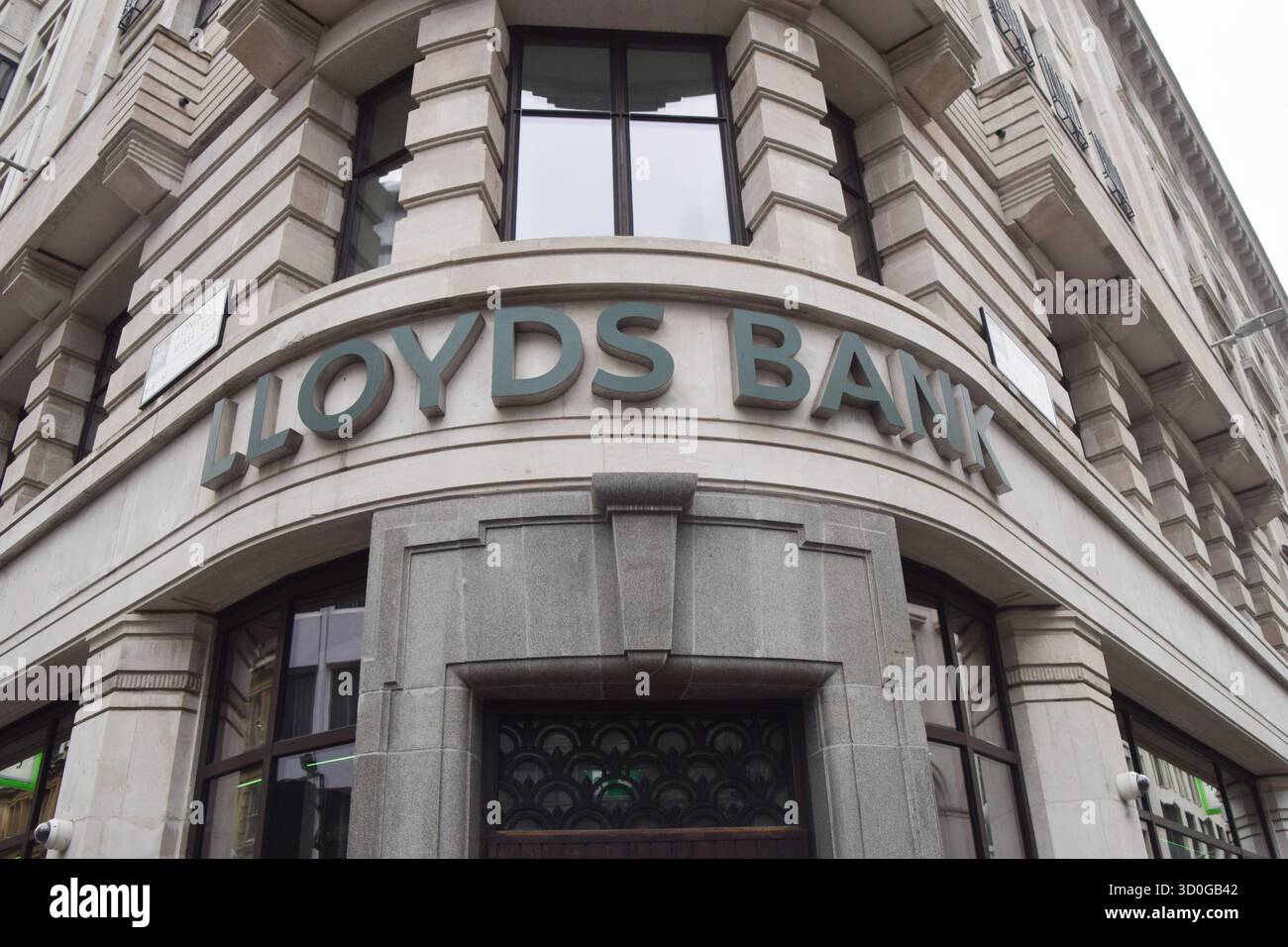 London, Großbritannien. Oktober 2025. Allgemeine Ansicht der Filiale der Lloyds Bank in Moorgate, da die Gewinne der Bankengruppe infolge des Kfz-Finanzierungsskandals um 36 Prozent sinken. Quelle: Vuk Valcic/Alamy Live News Stockfoto