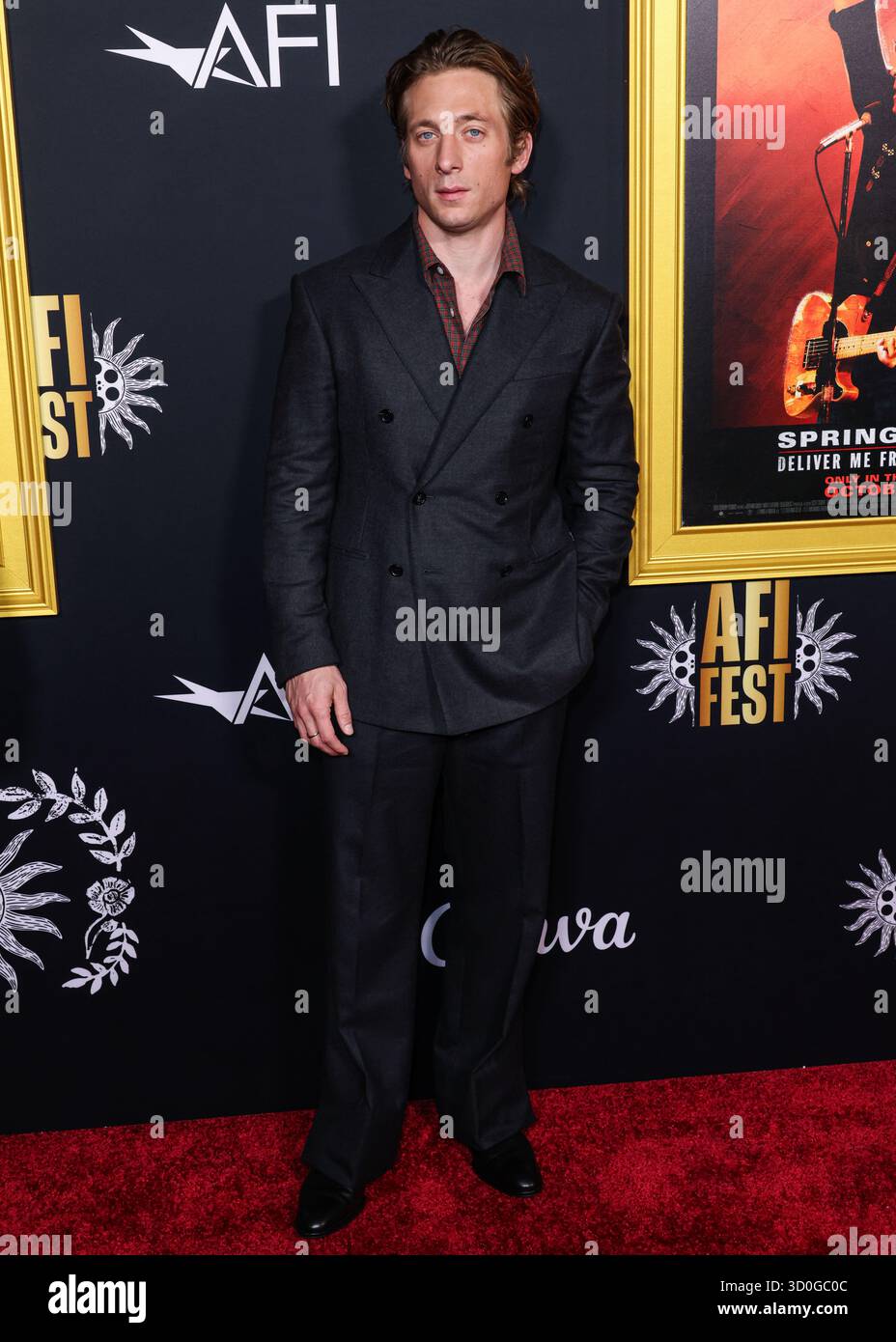 HOLLYWOOD, LOS ANGELES, KALIFORNIEN, USA - 22. OKTOBER: Der US-amerikanische Schauspieler Jeremy Allen White kommt beim AFI (American Film Institute) fest 2025 an, das von Canva präsentiert wurde - Eröffnungsabend Gala Premiere von Springsteen: Deliver Me from Nowhere der 20th Century Studios, die am 22. Oktober 2025 im TCL Chinese Theatre IMAX in Hollywood, Los Angeles, Kalifornien, USA, stattfand. (Foto: Xavier Collin/Image Press Agency) Stockfoto