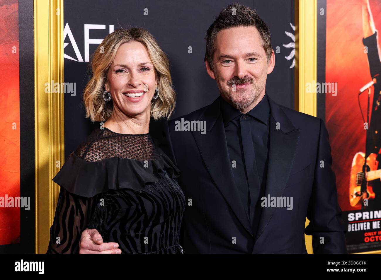 Hollywood, Usa. Oktober 2025. HOLLYWOOD, LOS ANGELES, KALIFORNIEN, USA - 22. OKTOBER: Jocelyne Cooper und Ehemann/US-amerikanischer Filmemacher und ehemaliger Schauspieler Scott Cooper kommen am AFI (American Film Institute) fest 2025, das von Canva präsentiert wird - Opening Night Gala Premiere von „Springsteen: Deliver Me from Nowhere“ der 20th Century Studios am 22. Oktober 2025 im TCL Chinese Theatre IMAX in Hollywood, Los Angeles, Kalifornien, USA. (Foto: Xavier Collin/Image Press Agency) Credit: Image Press Agency/Alamy Live News Stockfoto