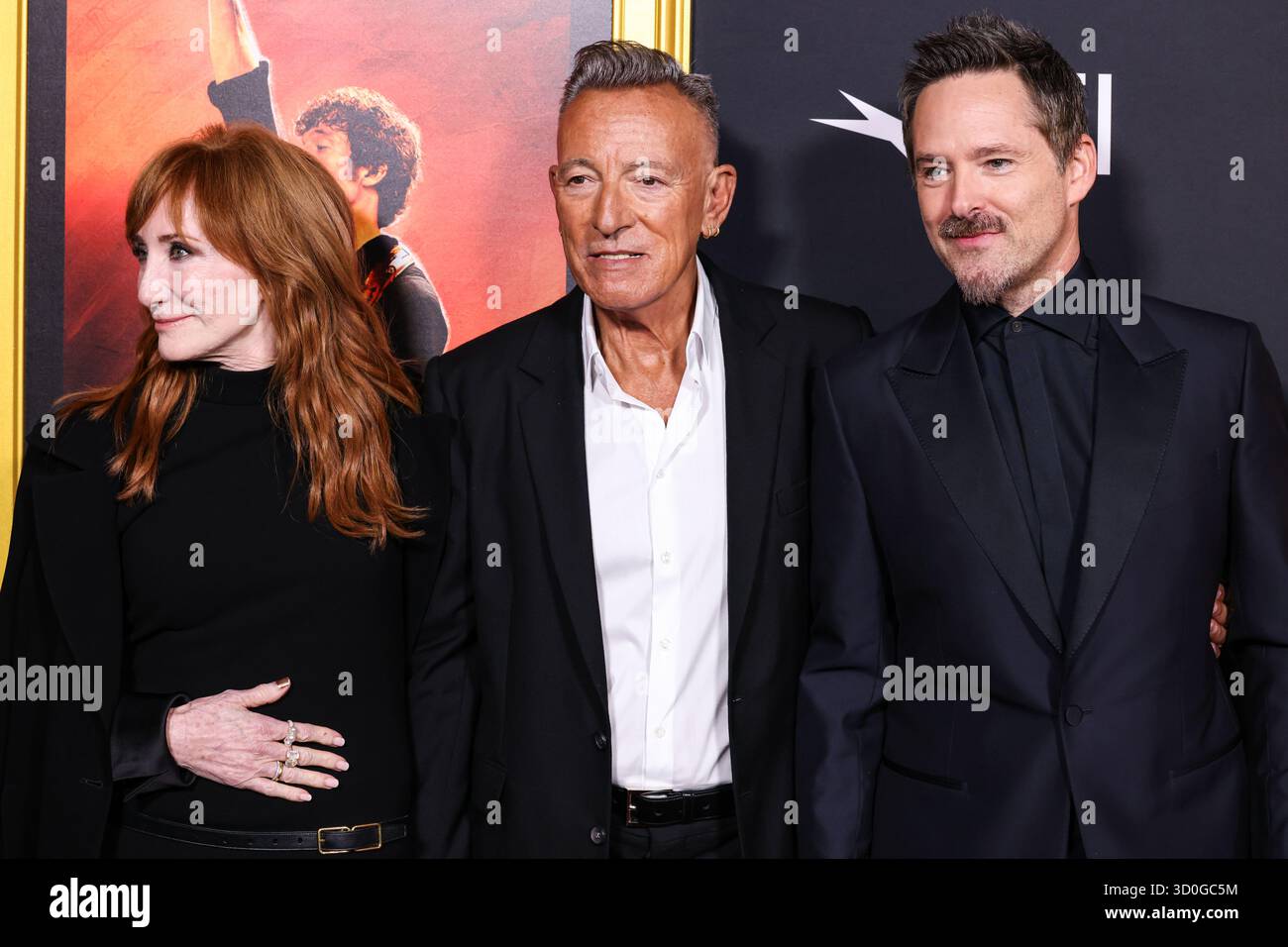 HOLLYWOOD, LOS ANGELES, KALIFORNIEN, USA - 22. OKTOBER: Der amerikanische Sänger, Songwriter und Gitarrist Patti Scialfa, der amerikanische Sänger, Songwriter und Gitarrist Bruce Springsteen und der amerikanische Filmemacher und ehemalige Schauspieler Scott Cooper treffen am AFI (American Film Institute) fest 2025 ein, das von Canva veranstaltet wird - Eröffnungsabend Gala-Premiere der 20th Century Studios 'Springsteen: Deliver Me from Nowhere', die am 22. Oktober 2025 im TCL Chinese Theatre IMAX in Hollywood, Kalifornien stattfindet. (Foto: Xavier Collin/Image Press Agency) Stockfoto