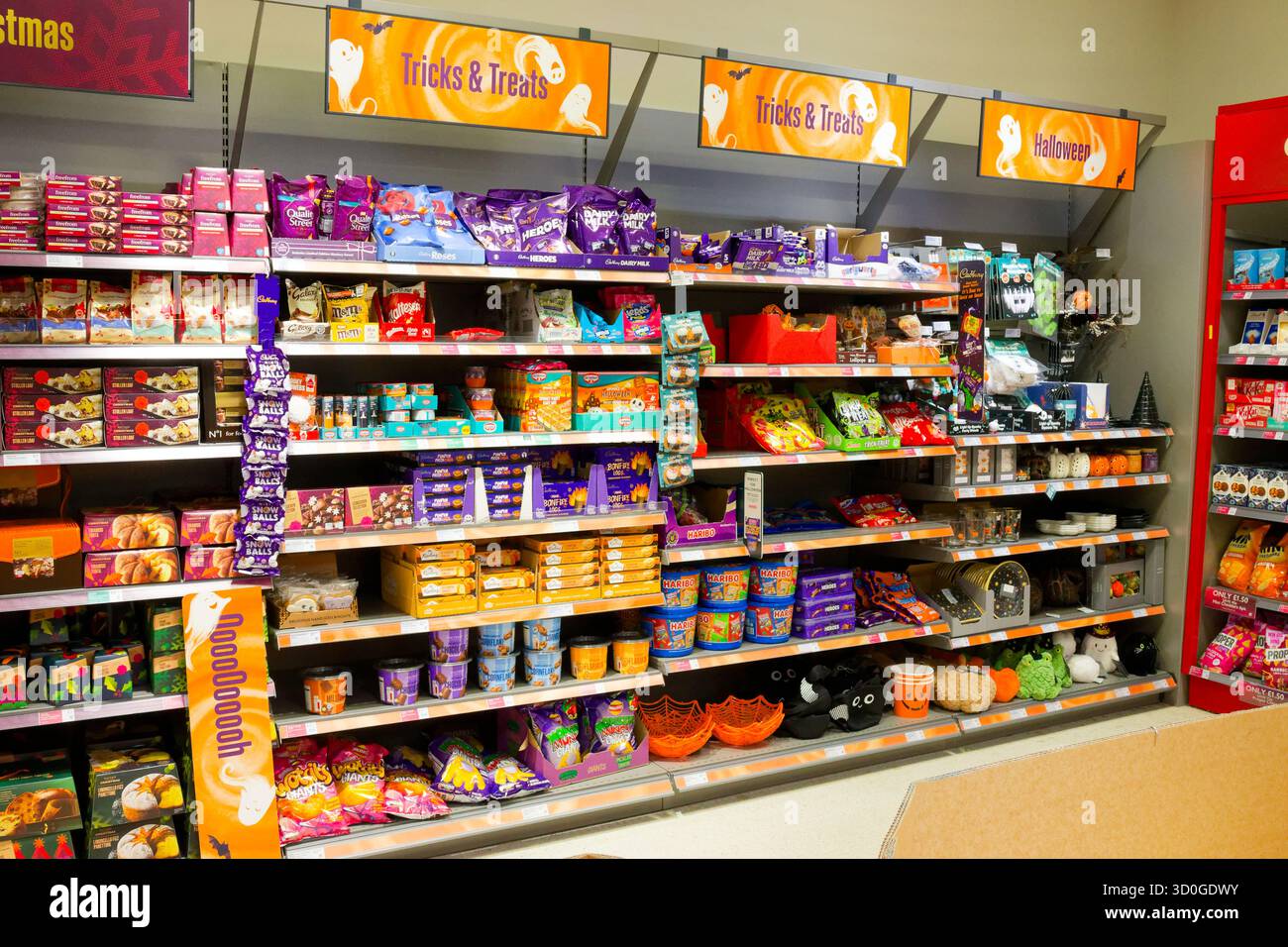 Halloween-Bereich mit Süßwaren, Eimern und einfachen Kostümen in einem Waitrose Supermarkt in Oxford, Oxfordshire, England, Großbritannien Stockfoto