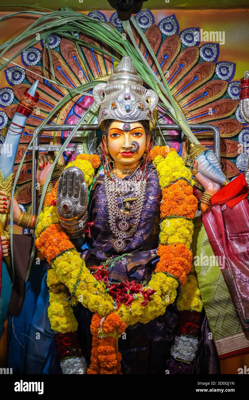 Veeravaram, AP, Indien - 30. September 2025: Hindu-Gottheit, Durga-Idol mit Girlanden geschmückt. Ein Idol der Göttin Durga an einem Festtag, Durga Puja. Stockfoto