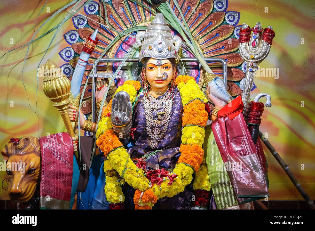 Veeravaram, AP, Indien - 30. September 2025: Hindu-Gottheit, Durga-Idol mit Girlanden geschmückt. Ein Idol der Göttin Durga an einem Festtag, Durga Puja. Stockfoto