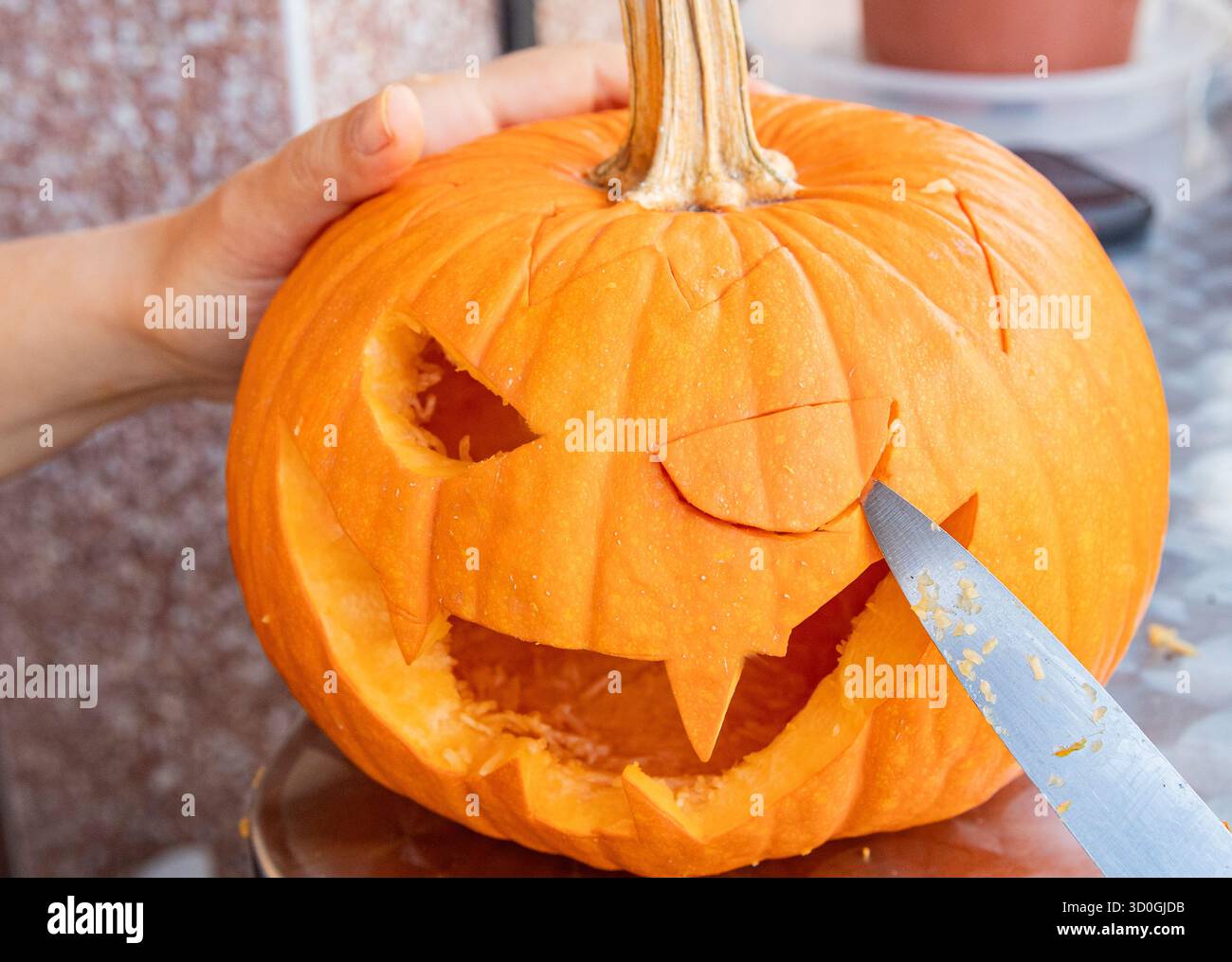 Basteln Sie Halloween Kürbis zu Hause kreative Aktivität Stockfoto