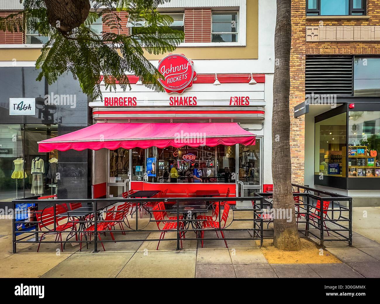 Kalifornien, USA, 29. September 2024, Blick auf Johnny Rockets, einen Burger, Shakes und Pommes Frites in einem Retro-Restaurant, Santa Monica Stockfoto