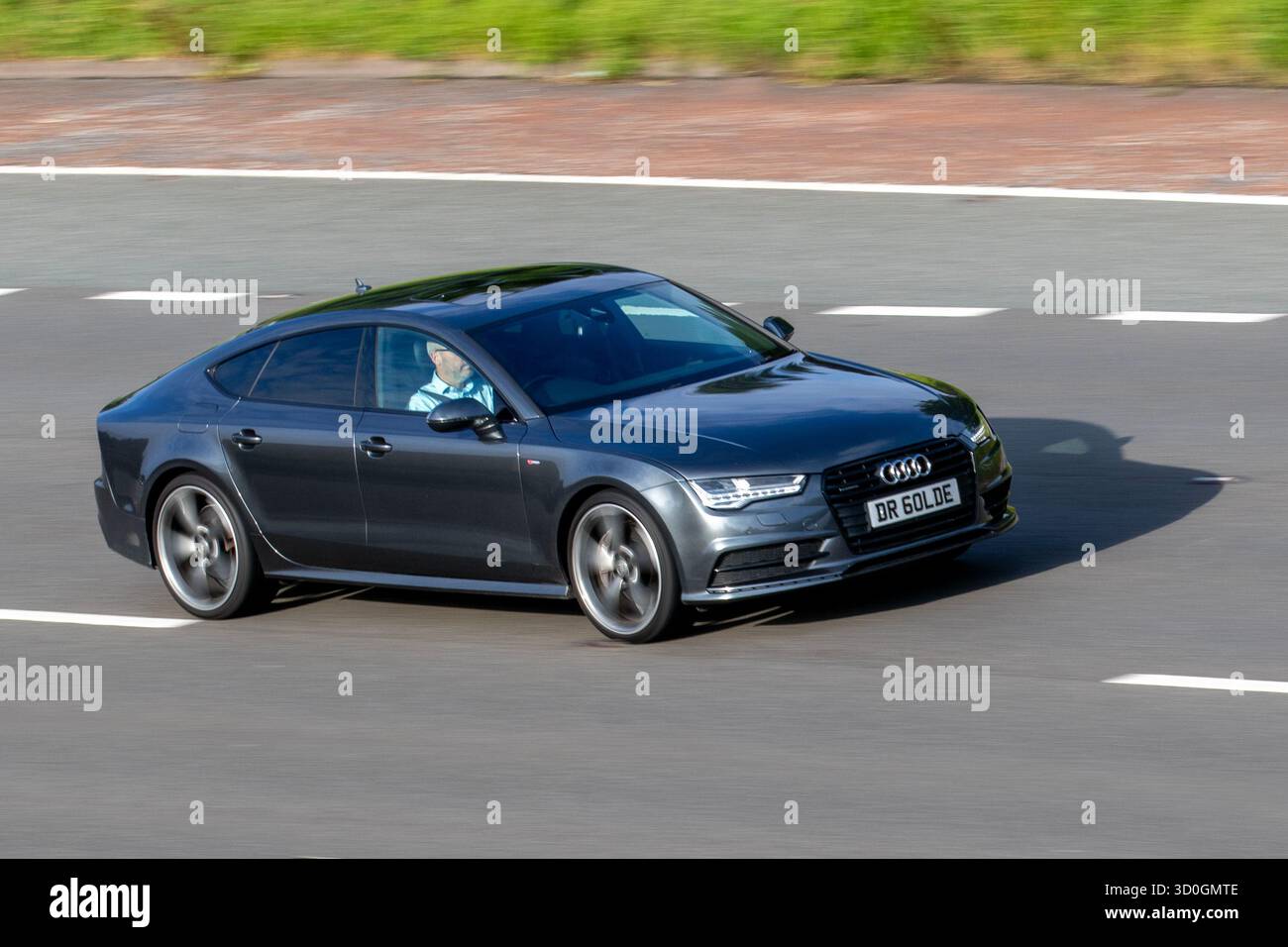 2016 Audi A4 Grau Liftback; Fahrt mit hoher Geschwindigkeit auf der Autobahn M61, Manchester, UK Stockfoto