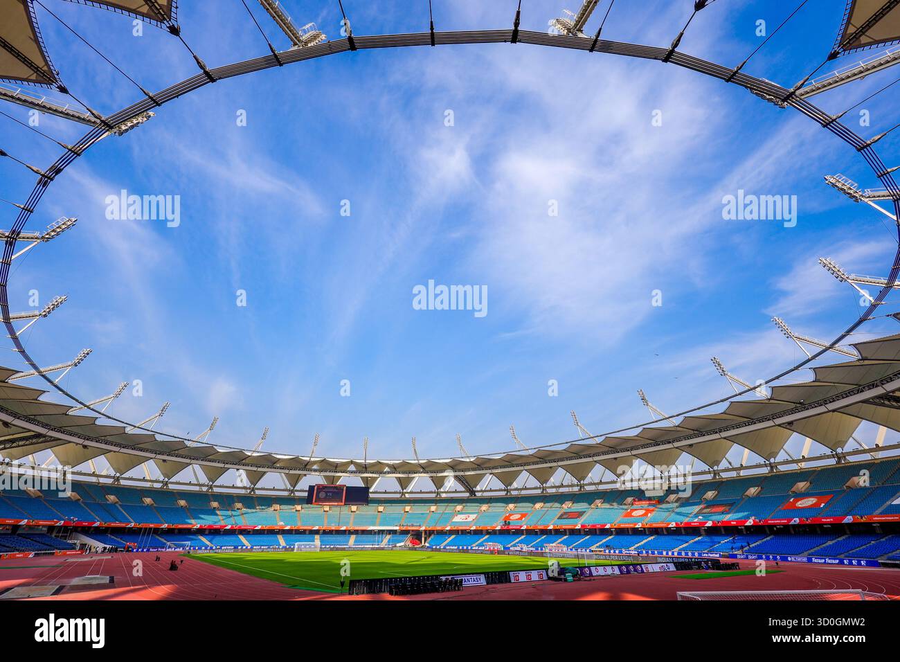 Ein Blick auf das Jawaharlal Nehru Stadium an einem bewölkten Himmel am 14. Dezember 2023 in Neu-Delhi, Indien. Foto von Sumeet M Parmar Stockfoto