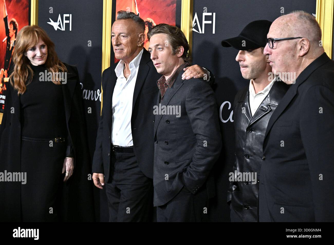 Patti Scialfa, Bruce Springsteen, Jeremy Allen White, Jeremy Strong und Jon Landau bei der Festivaleröffnung mit der Premiere des Kinofilms Springsteen: Delive me from Nowhere auf dem AFI fest 2025 im TCL Chinese Theatre. Los Angeles, 22.10.2025 *** Patti Scialfa, Bruce Springsteen, Jeremy Allen White, Jeremy Strong und Jon Landau bei der Festivaleröffnung mit der Premiere des Spielfilms Springsteen Deliver Me from Nowhere beim AFI fest 2025 im TCL Chinese Theatre Los Angeles, 22 10 2025 Foto:xD.xStarbuckx/xFuturexImagex springsteen la 5119 Stockfoto