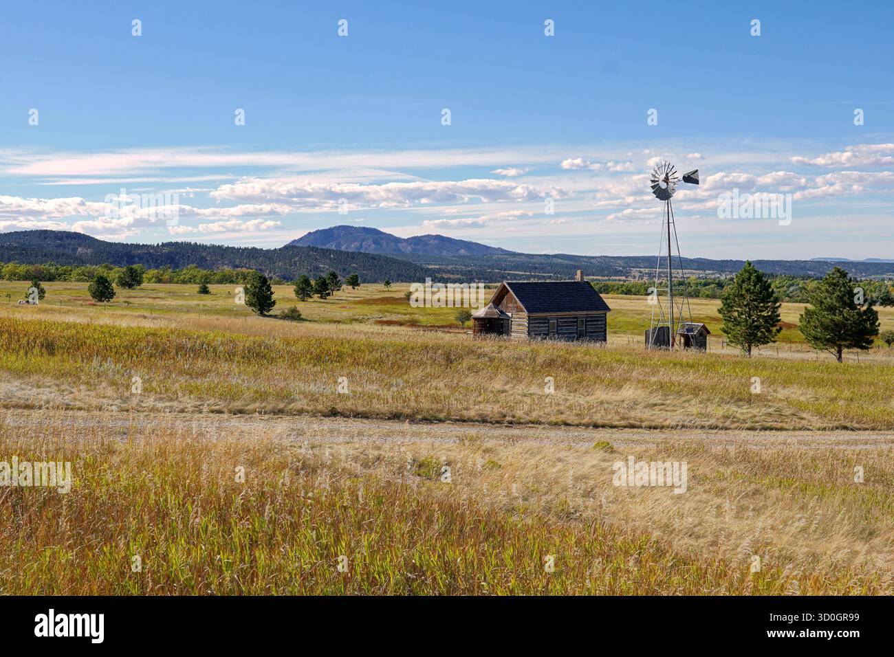 Ländliche Farm-Szene in South Dakota mit einer Windmühle Stockfoto
