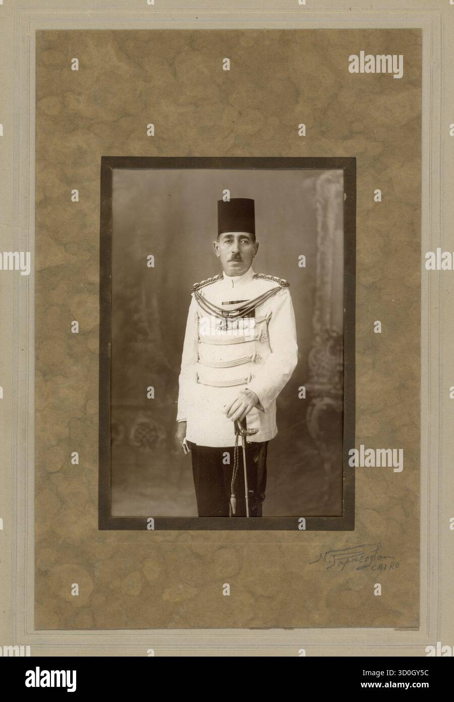 Anfang des 20. Jahrhunderts: Gerahmtes formelles Porträt von Amirlai Mostafa El-Maghrabi in voller Uniform, aufgenommen im Papazoglou Khedivial Studio, das Sudan-Medaillen und den Orden vom Nil zeigt, Kairo, Khedivat von Ägypten Stockfoto