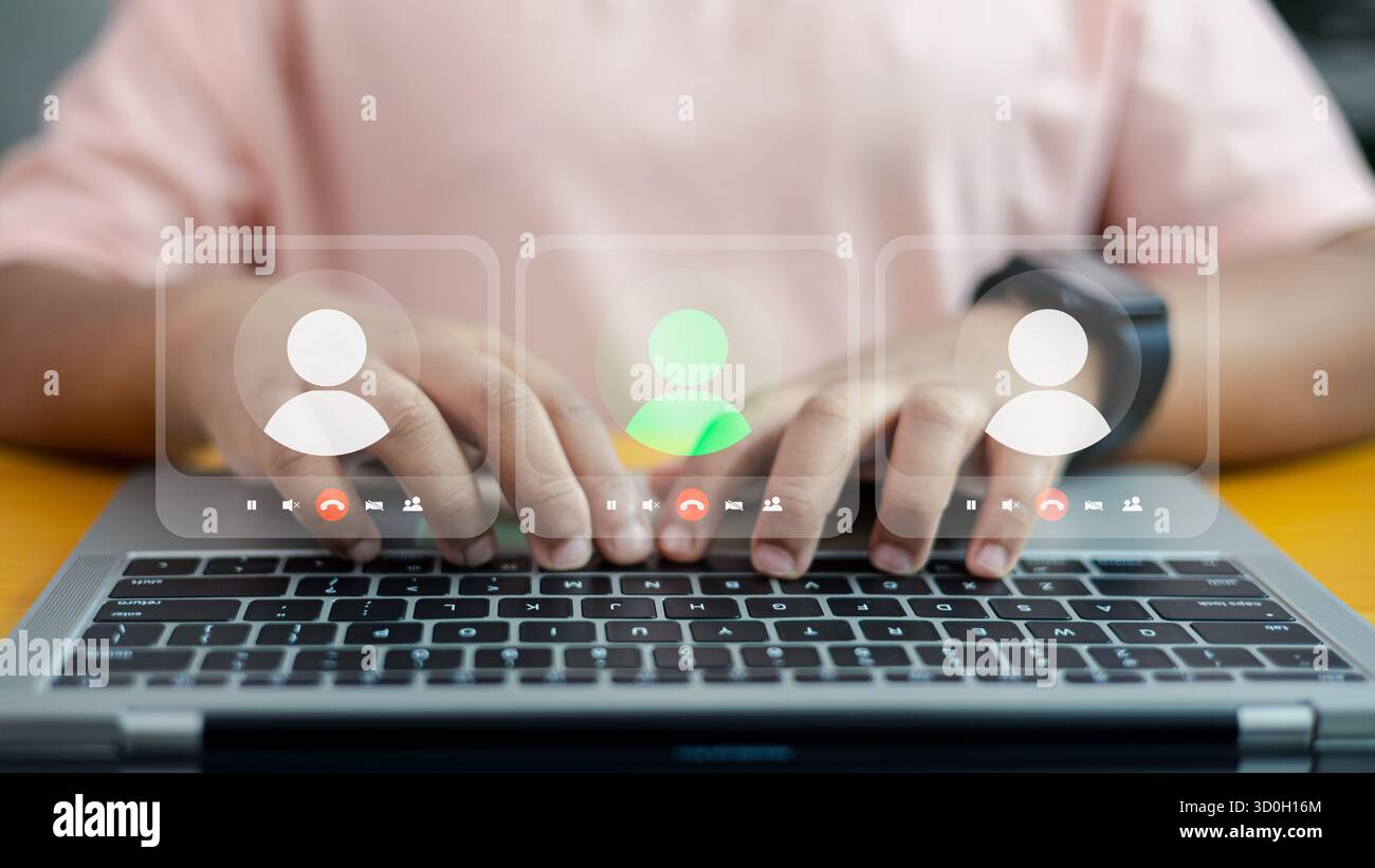 Person, die während der Online-Videokonferenz auf dem Laptop schreibt. Konzept für Fernarbeit, digitale Kommunikation und virtuelle Meeting-Technologie für modernes Busin Stockfoto