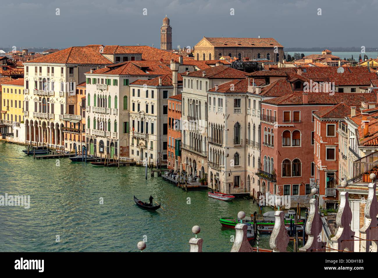 Historische Gebäude säumen den Canal Grande in Venedig vom Dach des DFS Fondaco dei Tedeschi, einem Kaufhaus in Italien Stockfoto