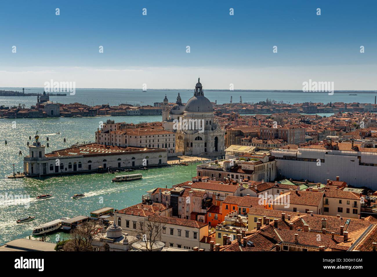 Blick von der Spitze des Markuscampanile auf die Basilika Santa Maria della Salute und das Dorsoduro Sestiere von Venedig, Italien Stockfoto