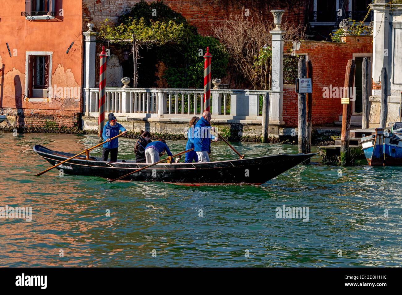 Ruderboot rudern -Fotos und -Bildmaterial in hoher Auflösung – Alamy