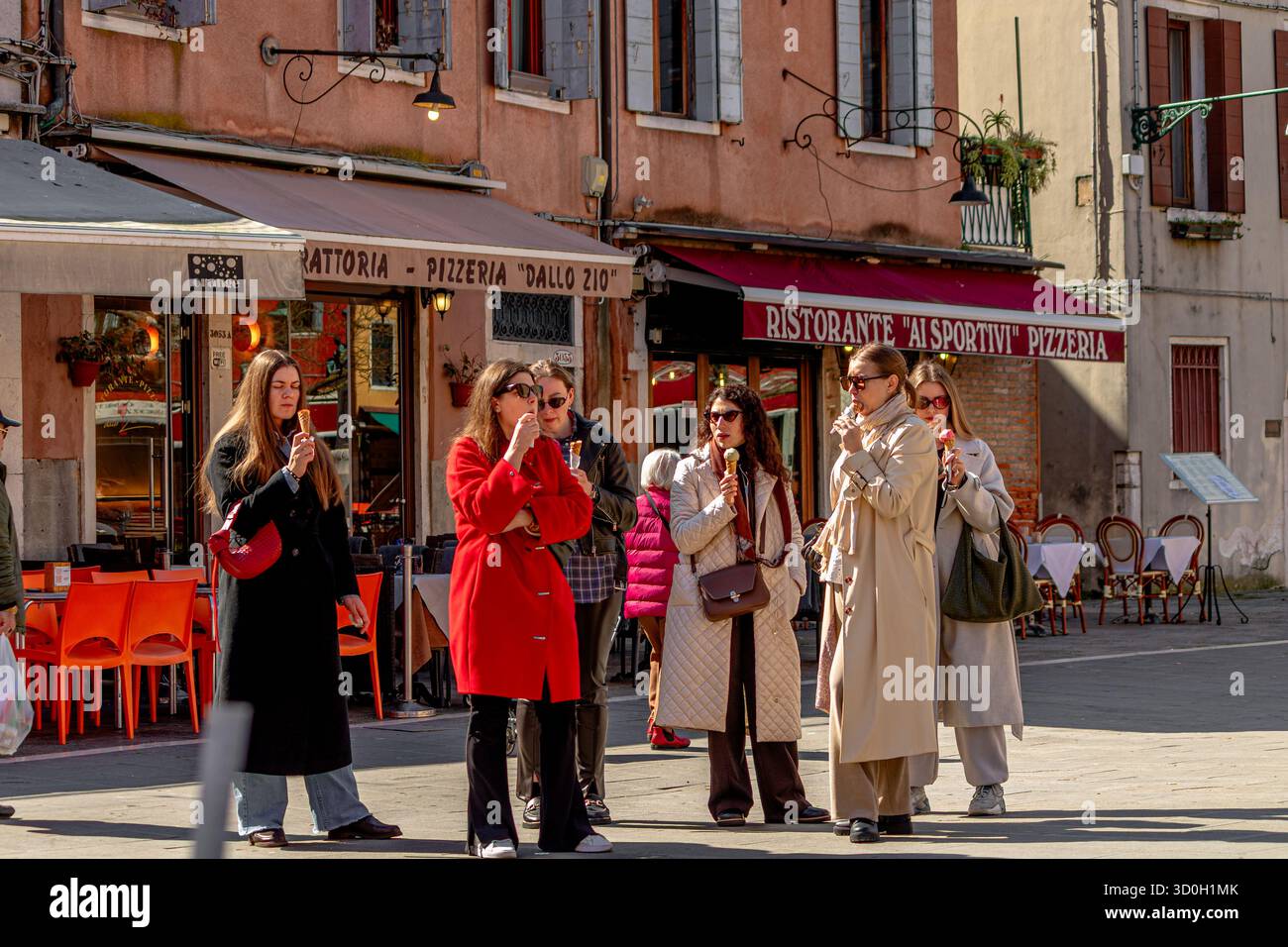 Eine Gruppe italienischer Frauen, die zusammen im Campo SATA Margherita im Dorsoduro Sestiere von Venedig, Italien, Eis essen Stockfoto