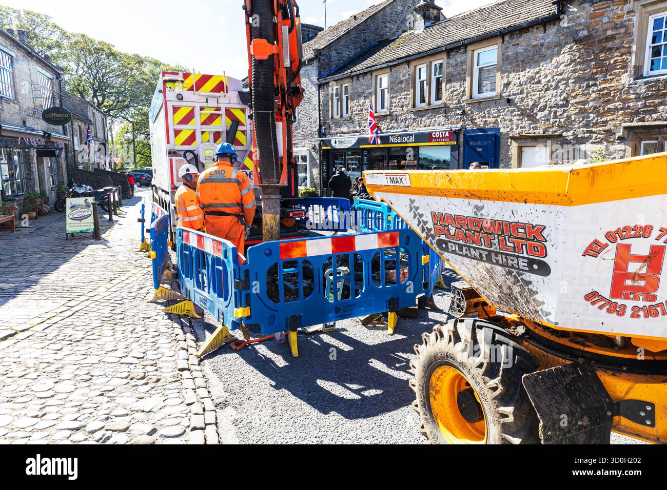 Grassington, Yorkshire, Großbritannien, England, Grassington Town, Grassington UK, Straßenbauarbeiten, Vermietung von Anlagen, Vakuumextraktion, Graben von Löchern, Graben auf der Straße, Loch, Stockfoto