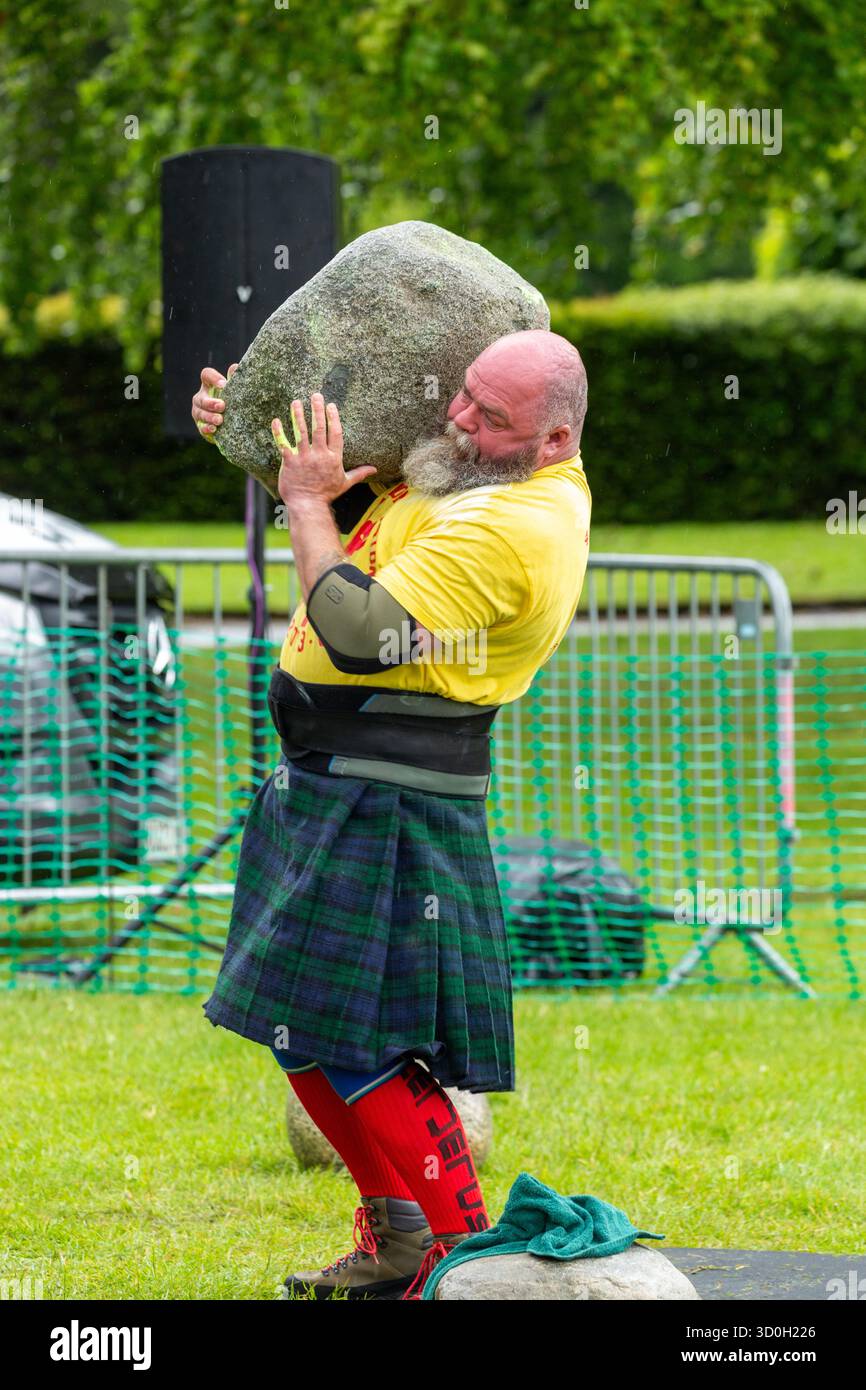 Ein Wettbewerber beim Steinheben während des Bruce Festivals in Dunfermline, Fife, Schottland, Großbritannien Stockfoto