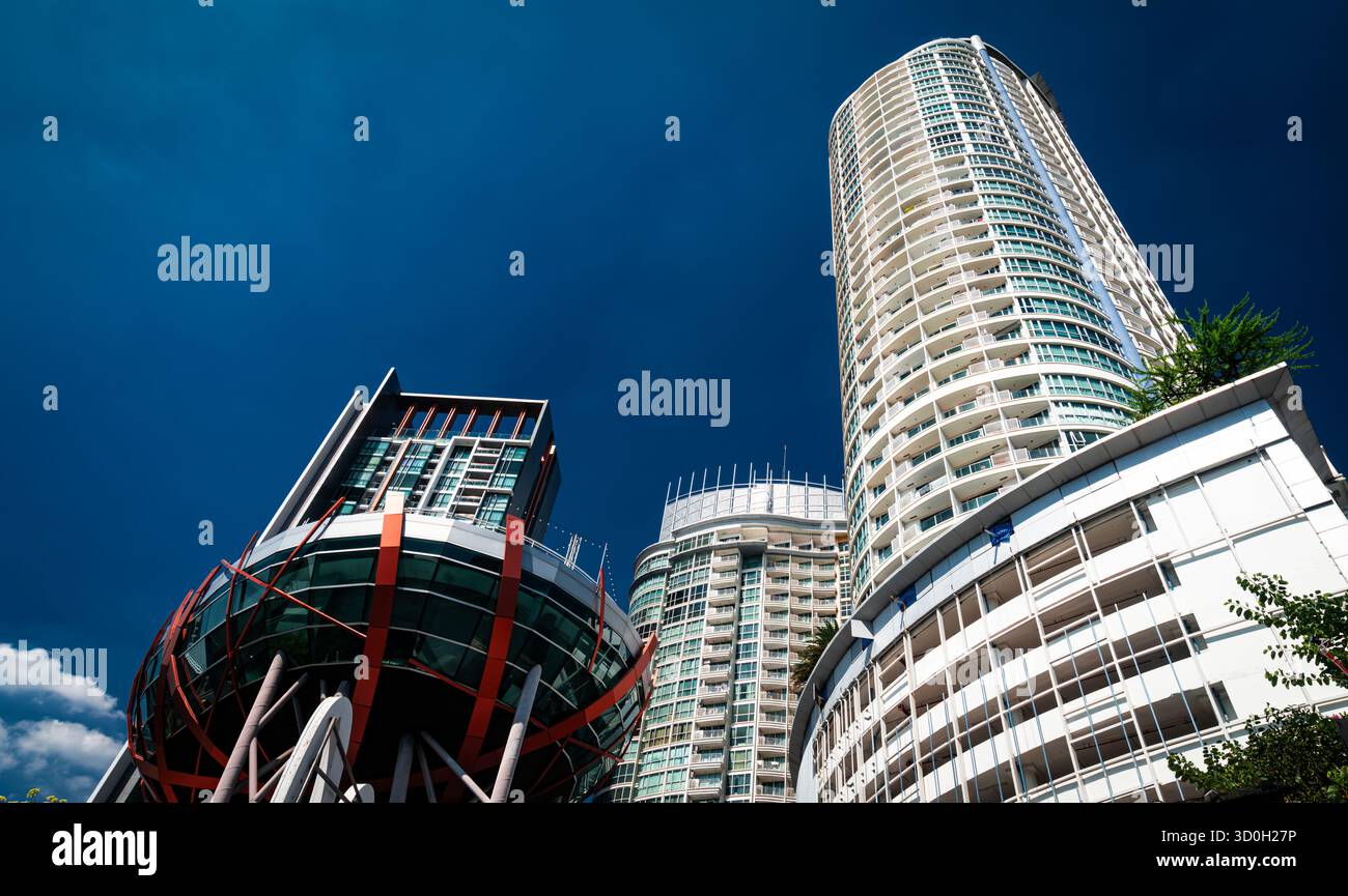 Moderne Hochhäuser und Wolkenkratzer in Bangkok, Thailand – beeindruckende Stadtarchitektur unter blauem Himmel Stockfoto
