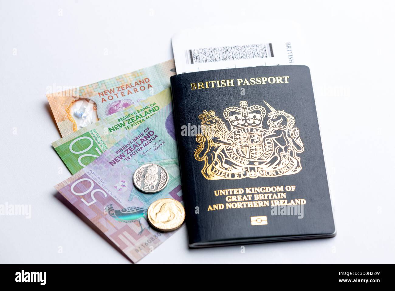 Ein neuer britischer Pass und eine Bordkarte mit neuseeländischer Währung. Stockfoto