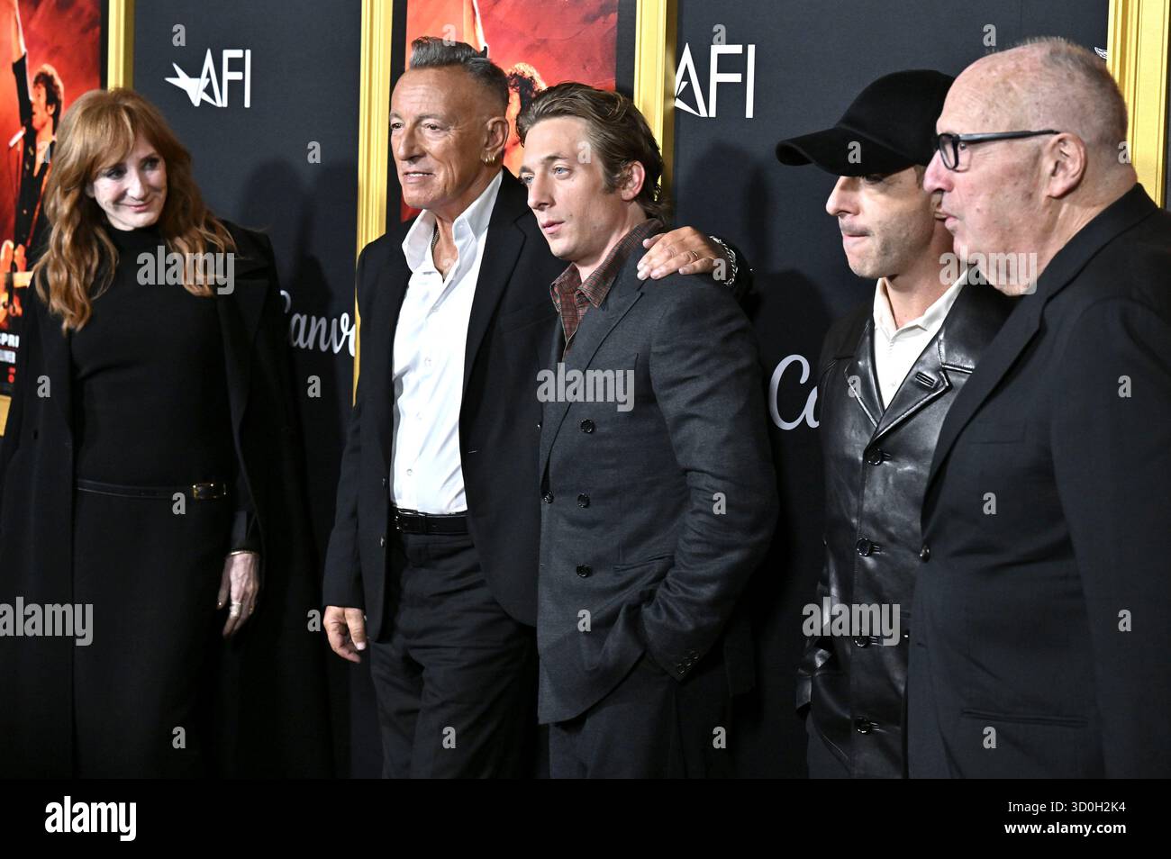 Patti Scialfa, Bruce Springsteen, Jeremy Allen White, Jeremy Strong und Jon Landau bei der Festivaleröffnung mit der Premiere des Kinofilms 'Springsteen: Deliver me from Nowhere' auf dem AFI fest 2025 im TCL Chinese Theatre. Los Angeles, 22.10.2025 Stockfoto