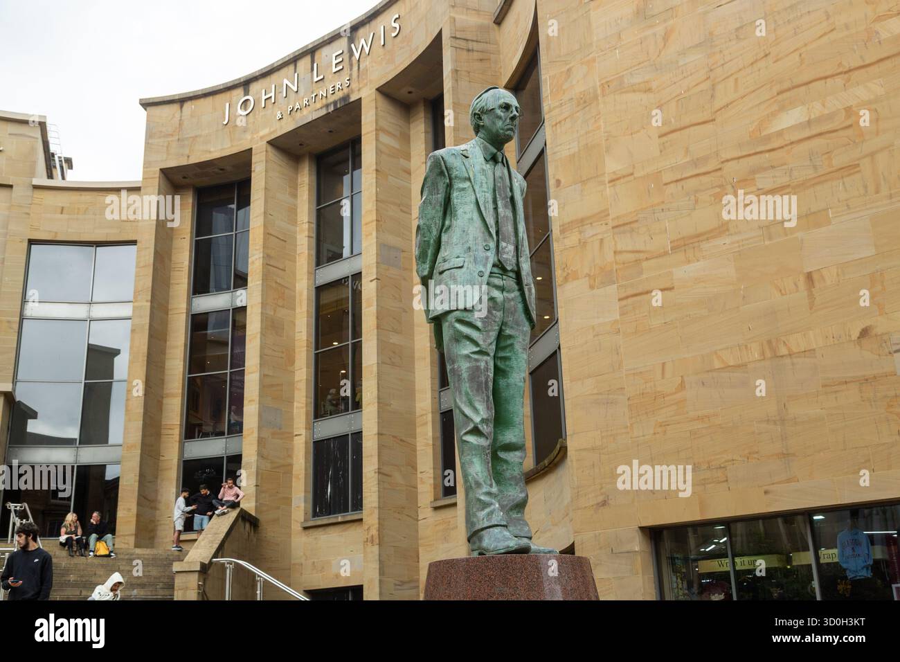 Statue von Donald Dewar, dem ersten Minister des schottischen Parlaments, vor der Royal Concert Hall in Glasgow Stockfoto