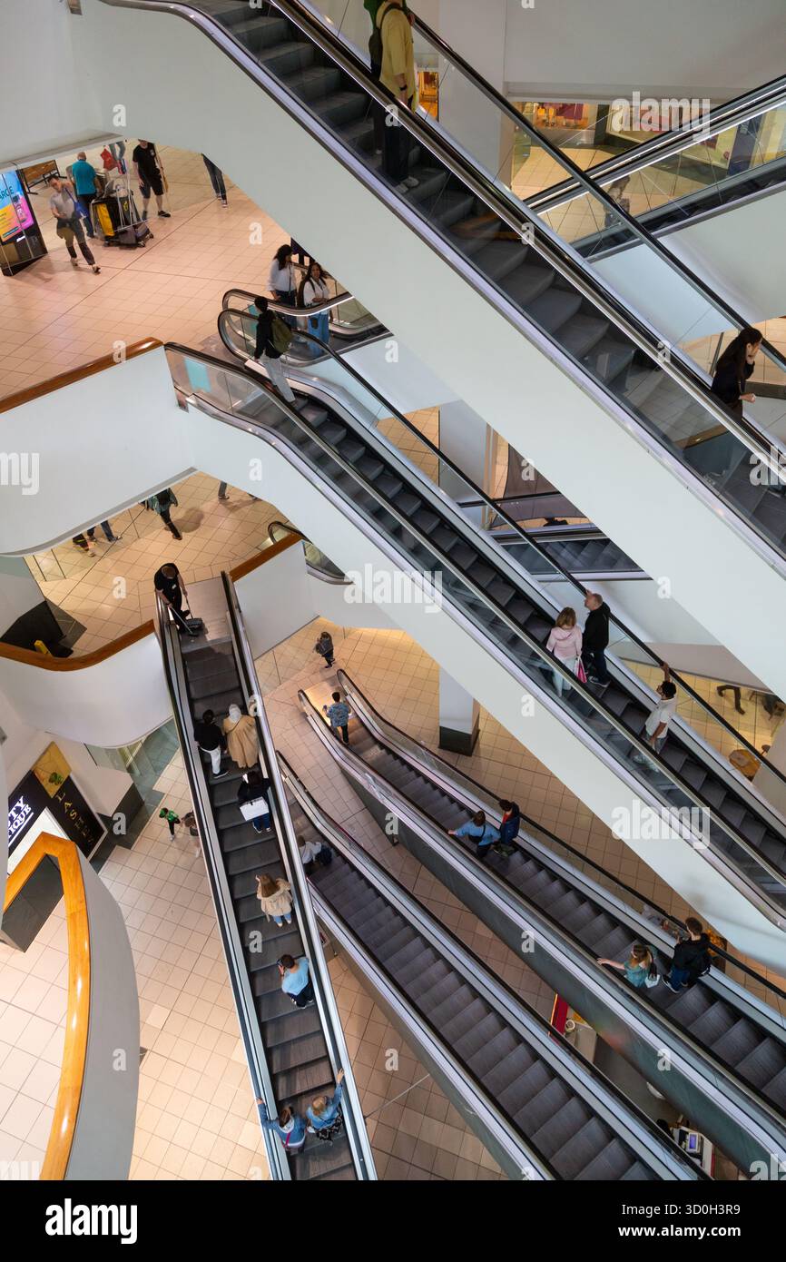 Rolltreppen im Einkaufszentrum Buchanan Galleries, Glasgow, Schottland Stockfoto
