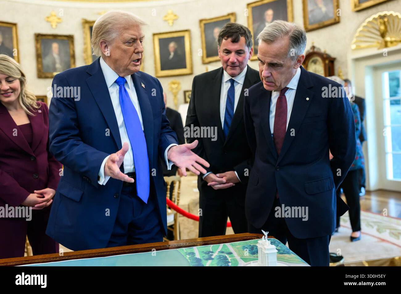Präsident Donald Trump spricht am 7. Oktober 2025 mit dem kanadischen Premierminister Mark Carney im Oval Office im Weißen Haus in Washington, D.C. Die beiden Staats- und Regierungschefs überprüften bilaterale Projekte und politische Initiativen während des ersten offiziellen Besuchs von Carney in den Vereinigten Staaten. Bild mit freundlicher Genehmigung des Weißen Hauses. Stockfoto