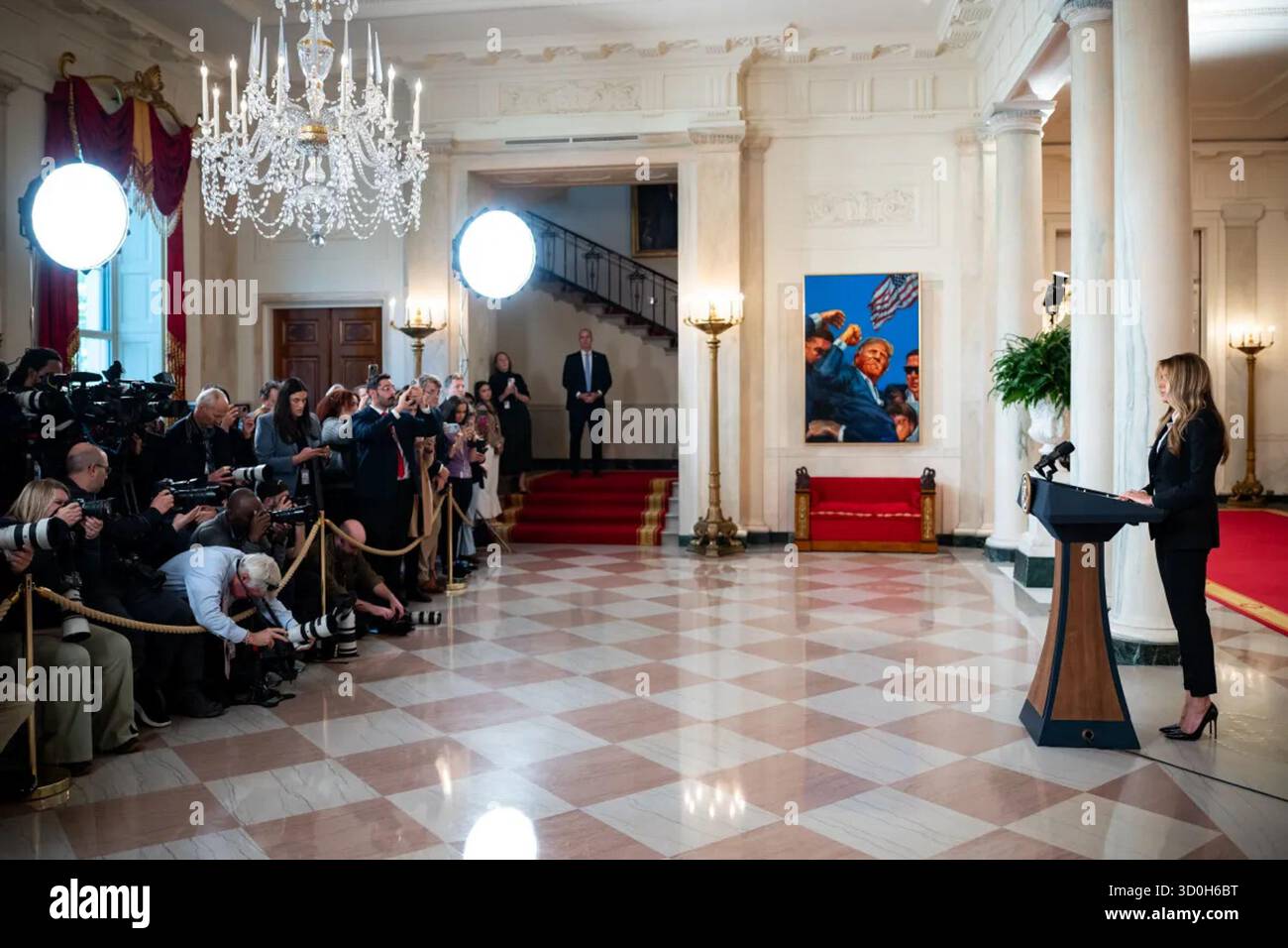First Lady Melania Trump spricht am 10. Oktober 2025 im Großen Foyer des Weißen Hauses vor Pressevertretern und kündigt die Bemühungen an, vertriebene ukrainische Kinder mit ihren Familien wiederzuvereinen. Washington, D.C. Bild mit freundlicher Genehmigung des Weißen Hauses. Stockfoto