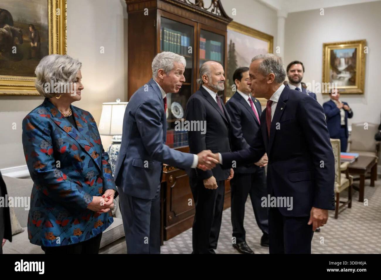 Der kanadische Premierminister Mark Carney begrüßt den US-Handelsbeauftragten Robert Lighthizer bei einem diplomatischen Treffen im Weißen Haus in Washington, D.C. am 7. Oktober 2025. Präsident Donald Trump veranstaltete Gespräche über Handel, Energie und Grenzsicherheit als Teil von Carneys erstem offiziellen Besuch in den Vereinigten Staaten. Bild mit freundlicher Genehmigung des Weißen Hauses. Stockfoto
