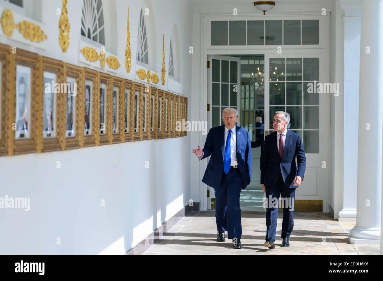 Präsident Donald Trump geht mit dem kanadischen Premierminister Mark Carney am 7. Oktober 2025 durch die Westflügel-Kolonnade im Weißen Haus in Washington, D.C. Die Staats- und Regierungschefs diskutierten Handel, Energie und Grenzpolitik während Carneys erstem offiziellen Besuch in den Vereinigten Staaten. Bild mit freundlicher Genehmigung des Weißen Hauses. Stockfoto