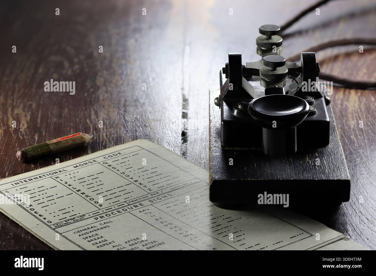 morseschlüssel mit morsecode auf dem Schreibtisch Stockfoto