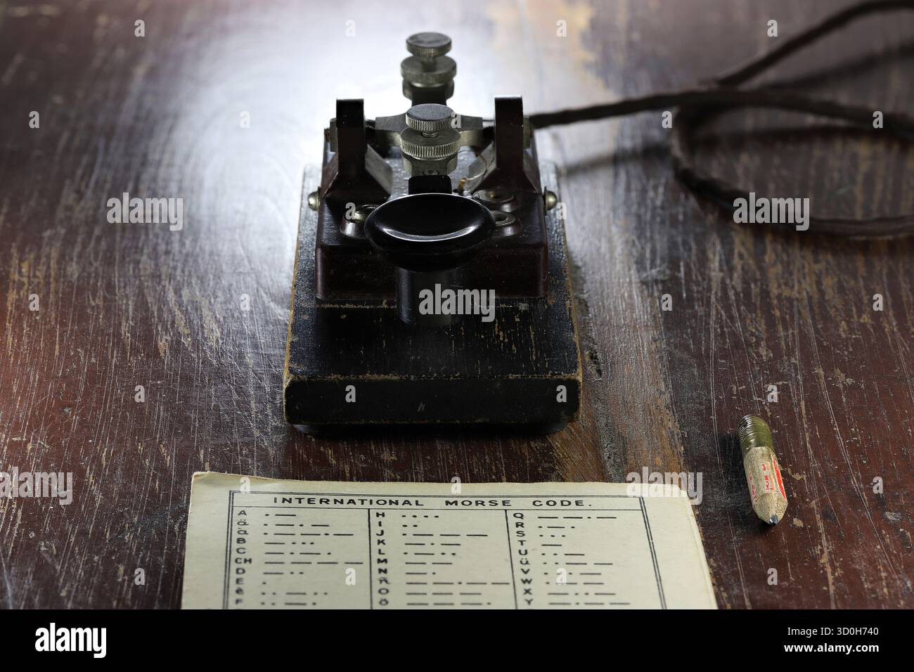 morseschlüssel mit morsecode auf dem Schreibtisch Stockfoto