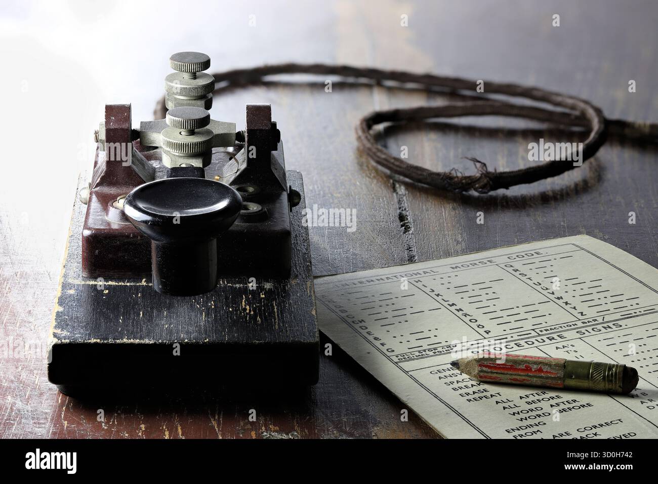 morseschlüssel mit morsecode auf dem Schreibtisch Stockfoto
