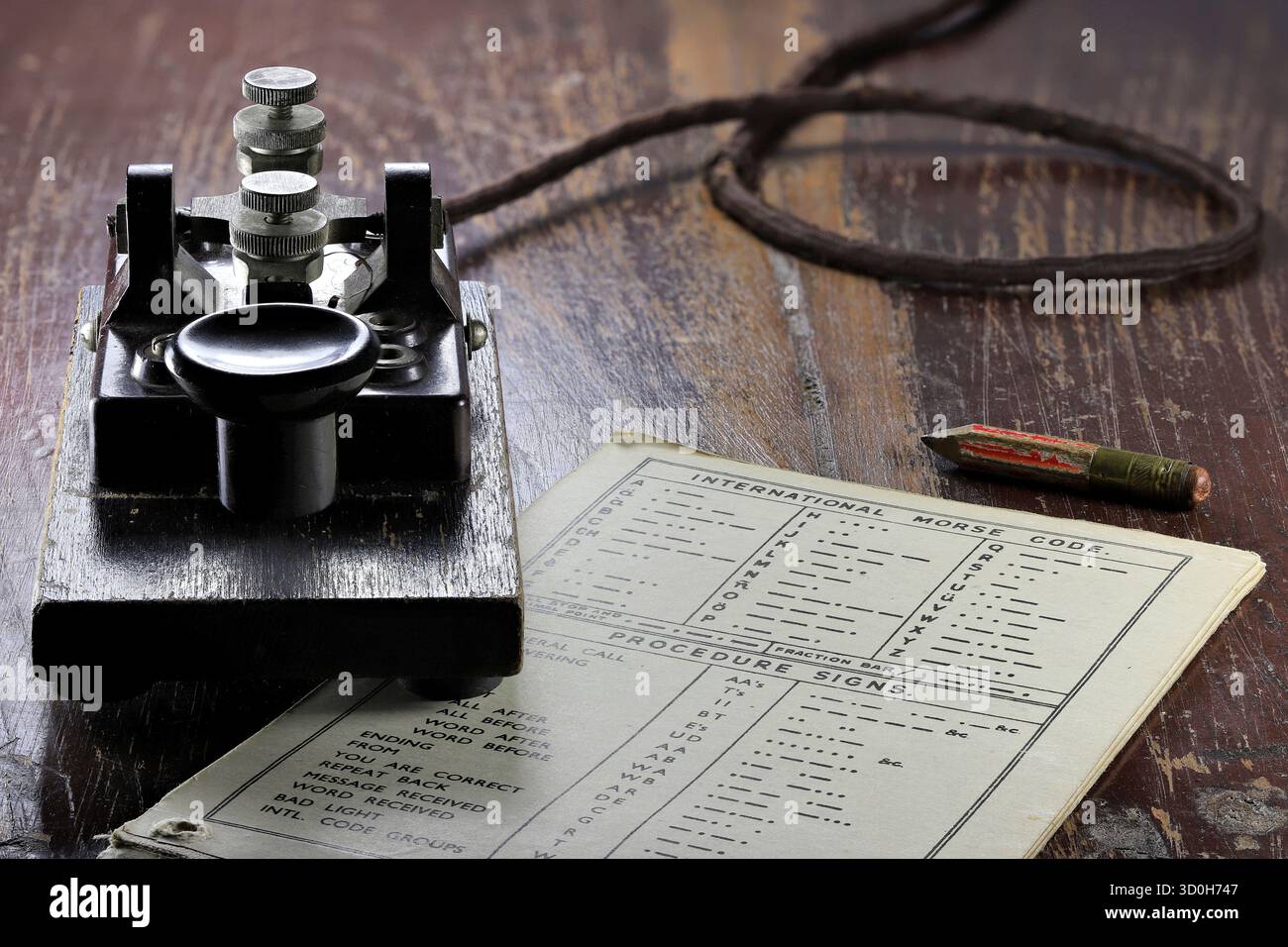 morseschlüssel mit morsecode auf dem Schreibtisch Stockfoto