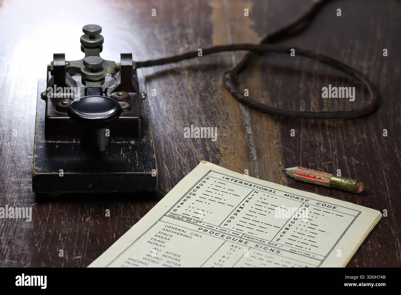 morseschlüssel mit morsecode auf dem Schreibtisch Stockfoto